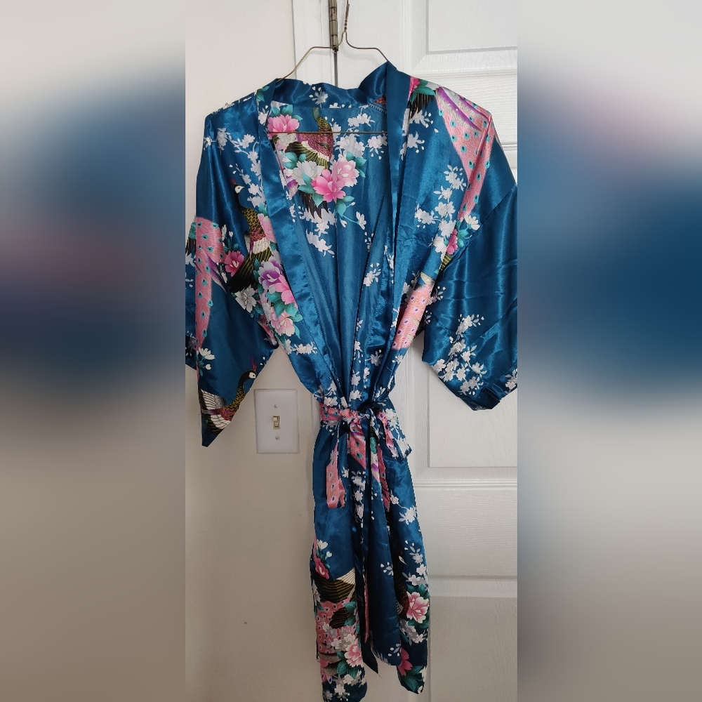 Blue silk robe with floral details and tie (one size)